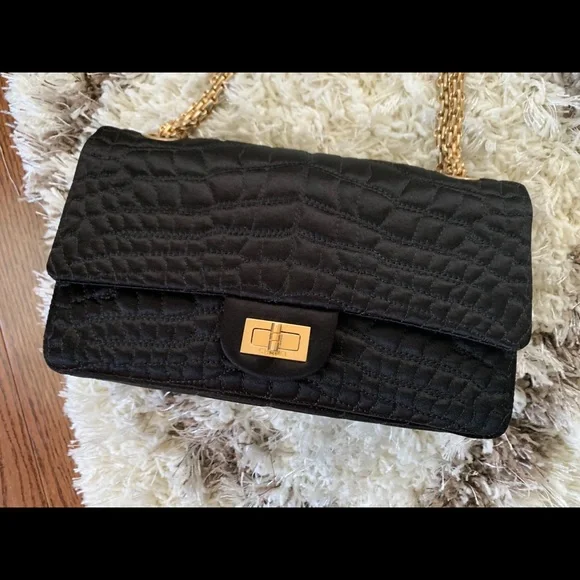CHANEL Black Quilted Shoulder Bag with Gold Hardware - Picture 2 of 16